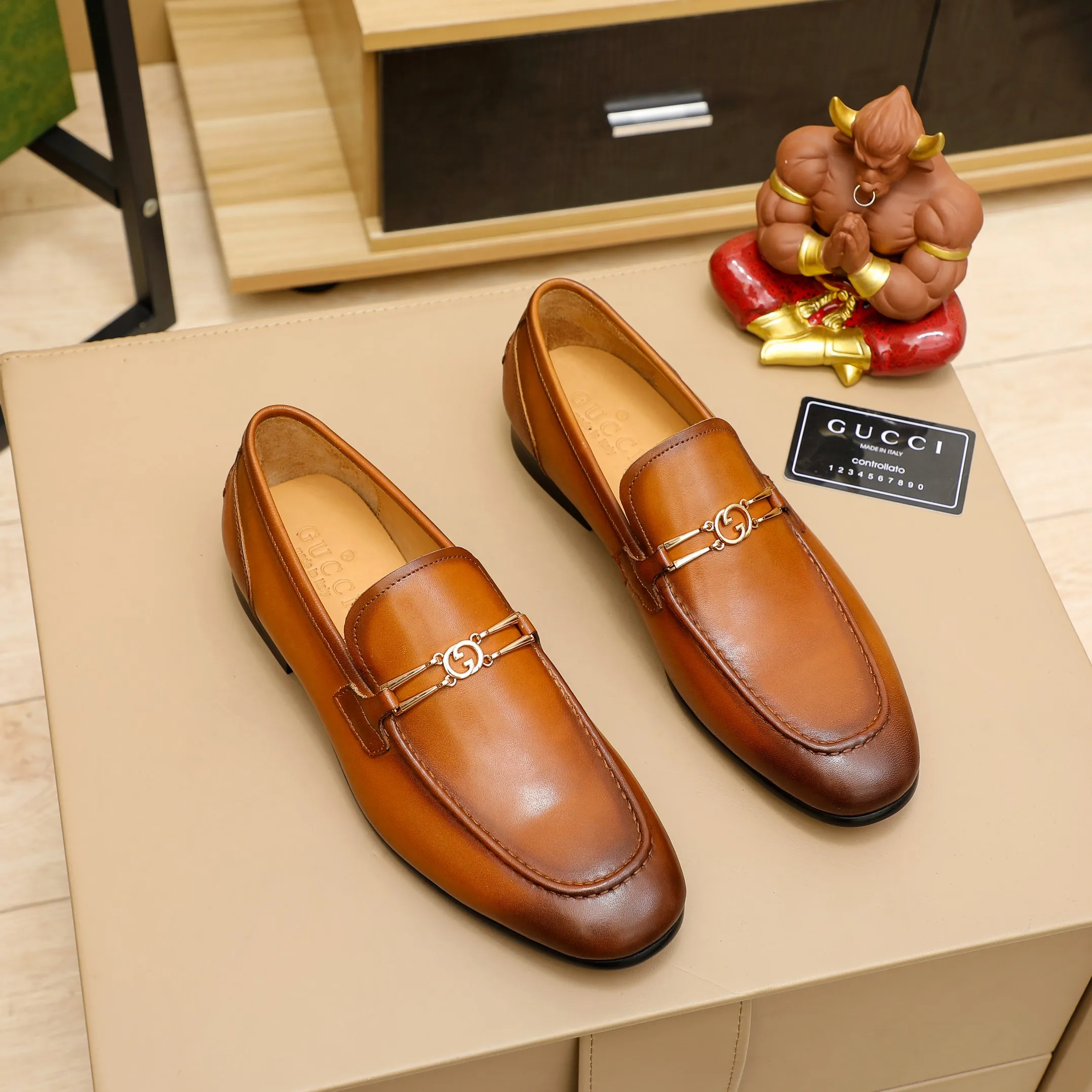 p480 GUCCI 2021 men’s latest casual leather shoes👞! Available at counters simultaneously! A one-to-one replica of the original. All imported top layer calfskin. The interior is made of top-grade cowhide, and the original factory-supplied rubber outsole is used. Leading new fashion concepts. Black, brown, matching sizes: 38-45